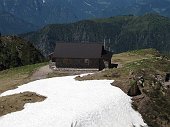 24 Su uno sperone a strapiombo sulla Val Fondra